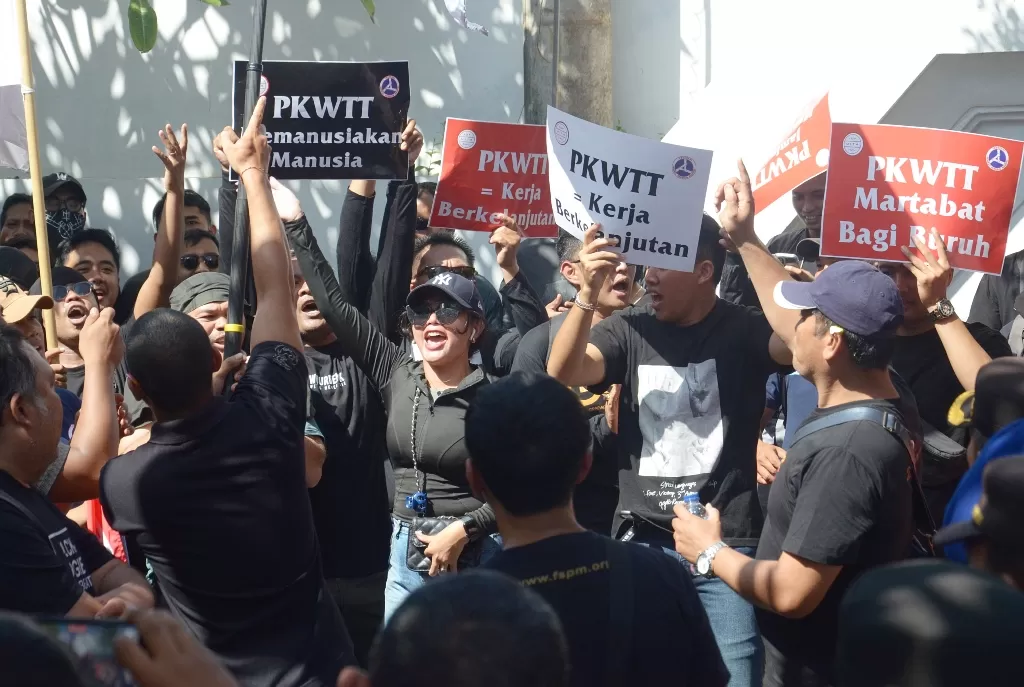 AKSI DAMAI: Aksi damai yang dilaksanakan Federasi Serikat Pekerja Mandiri (FSPM) Regional Bali di depan Kantor Angkasa Pura Supports di Jalan Bypass Ngurah Rai Tuban, Kamis, 4 Juli 2024. (Adrian Suwanto/ Radarbali.id)