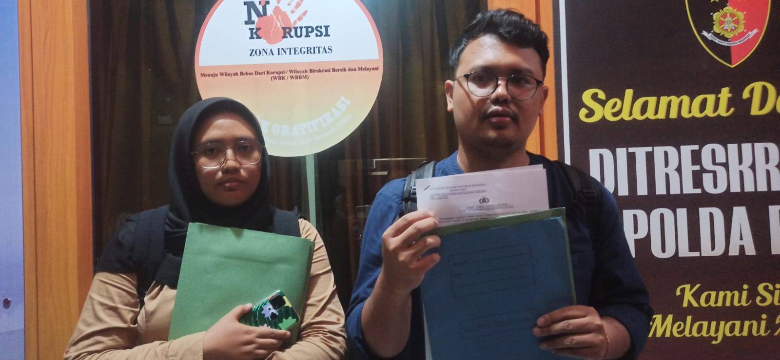 LBH Bali memegang berkas laporan.